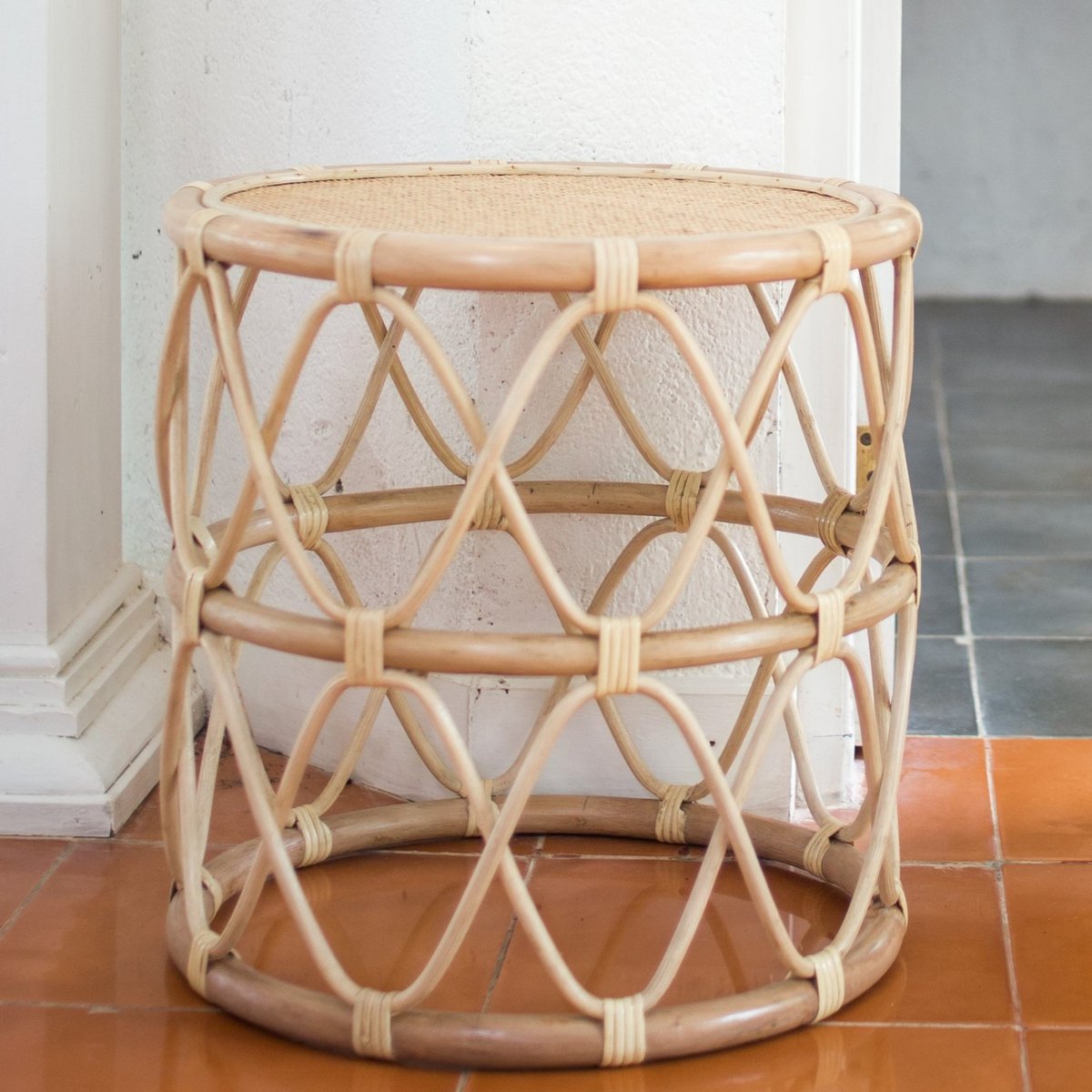 Ronde rotan bijzettafel – kleine boho salontafel – nachtkastje rotan beige – handgemaakte tafel gemaakt van natuurlijk rotan (Ø 45 cm) MUARA