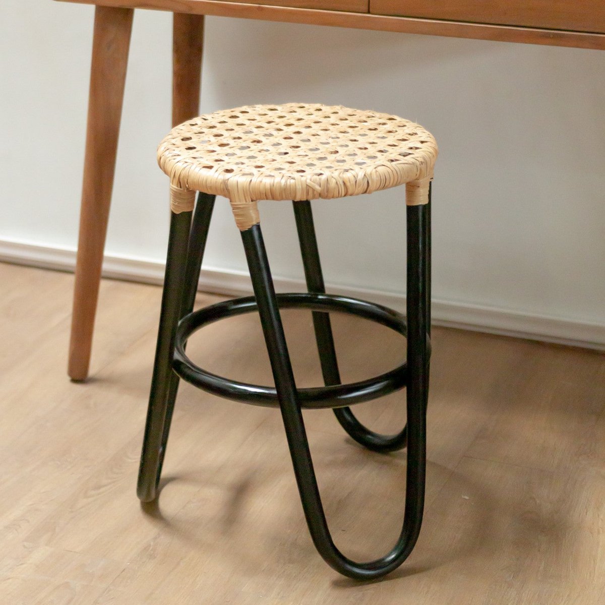 Rotan Kruk KOLAKA Zwart Ø35 cm met Geweven Zitvlak | Kleine ronde kruk met drie poten