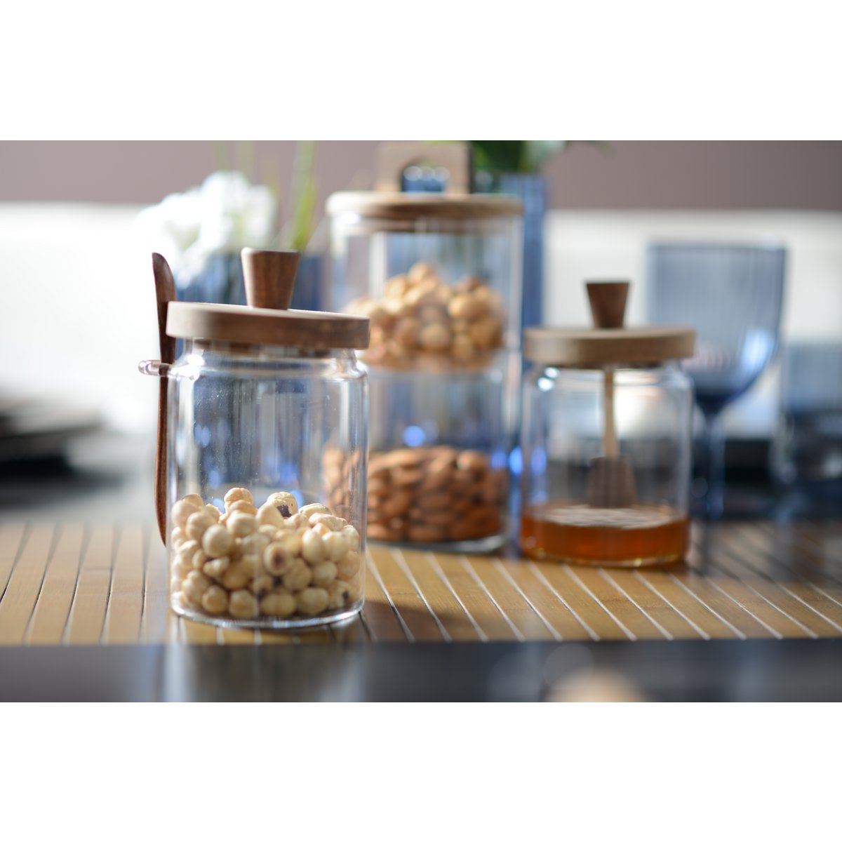Glazen suikerpot met deksel en houten lepel