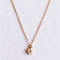 Fijne ketting met madeliefje bloem - crème
