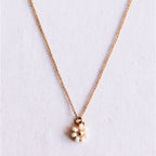 Fijne ketting met madeliefje bloem - crème