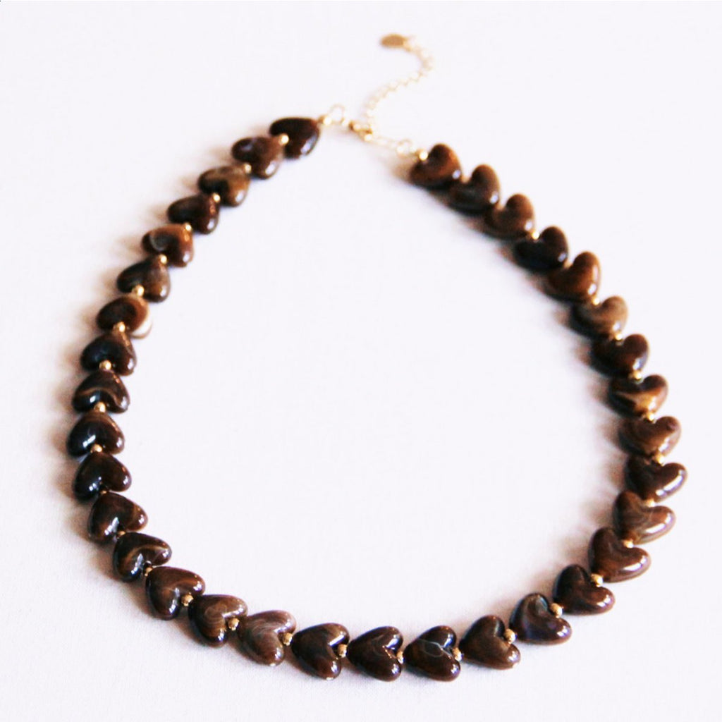Hars ketting met hartjeskralen - bruin