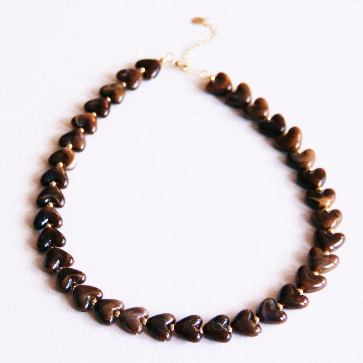 Hars ketting met hartjeskralen - bruin