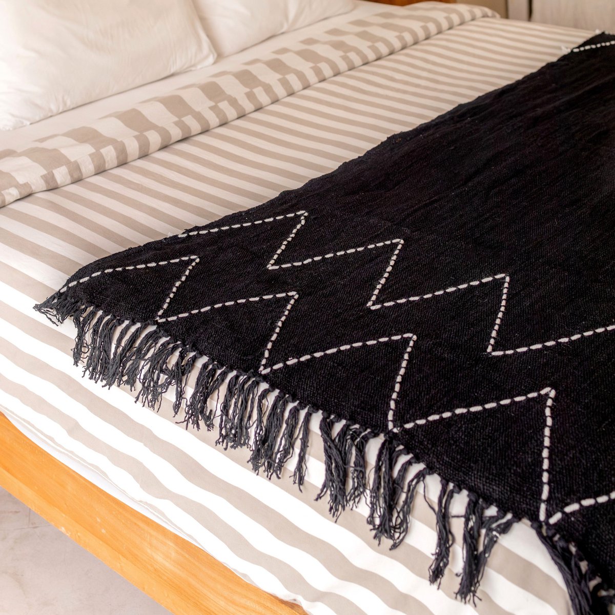 Zwarte plaid handgeweven – Boho sprei – geruite franjes en zigzagpatroon – gezellige bankdeken – katoenen plaid 140x200 cm LINGGAH