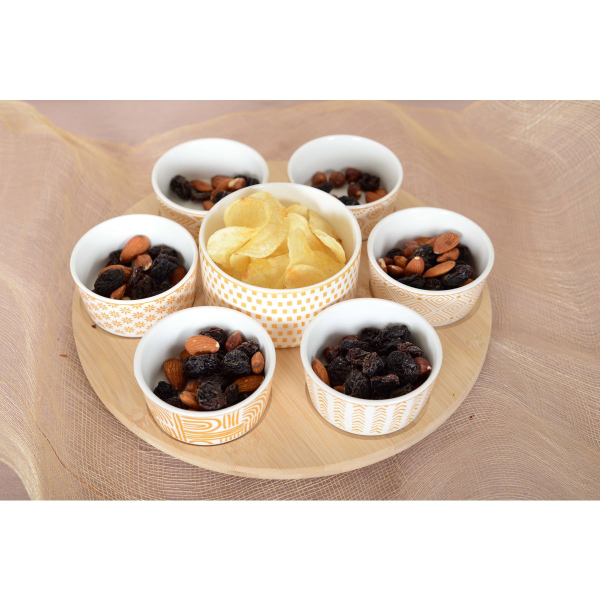 Aperitief set van 7 kopjes op ronde houten lade