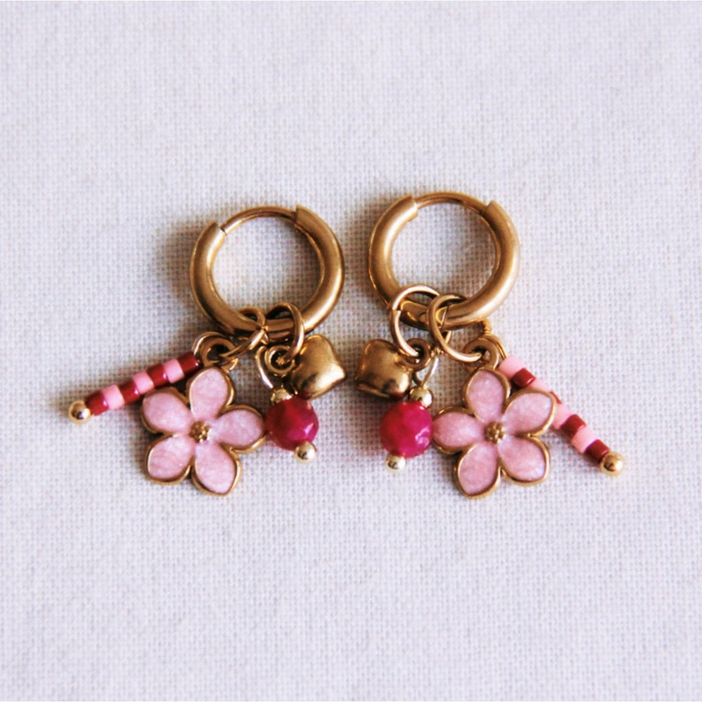 RVS oorringen met roze bloem, mini hartje en steentjes - roze