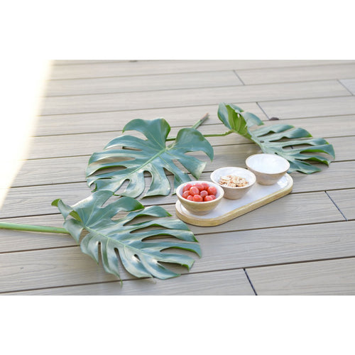 Aperitief set van 3 witte kopjes op witte houten lade