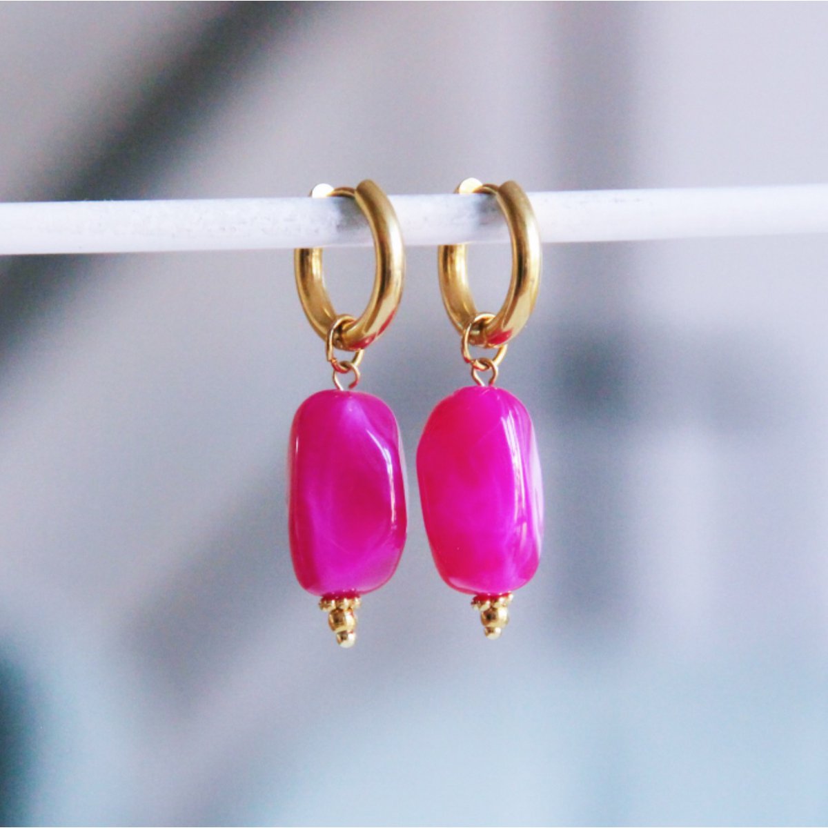 Brede ring met nugget-charme - fuchsia