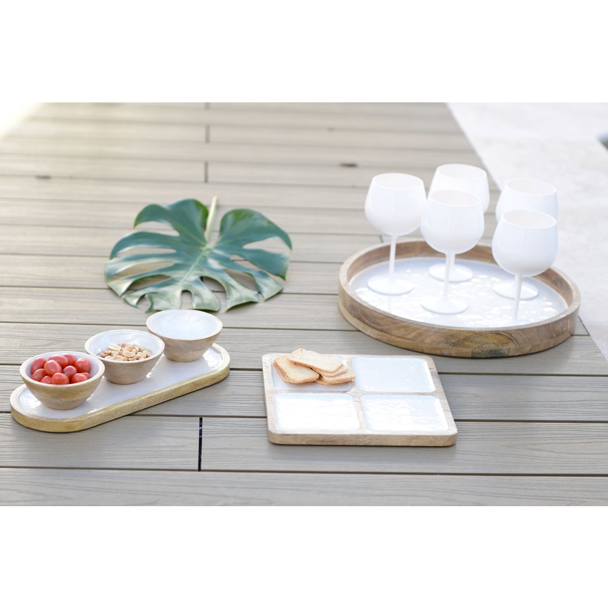 Aperitief set van 3 witte kopjes op witte houten lade