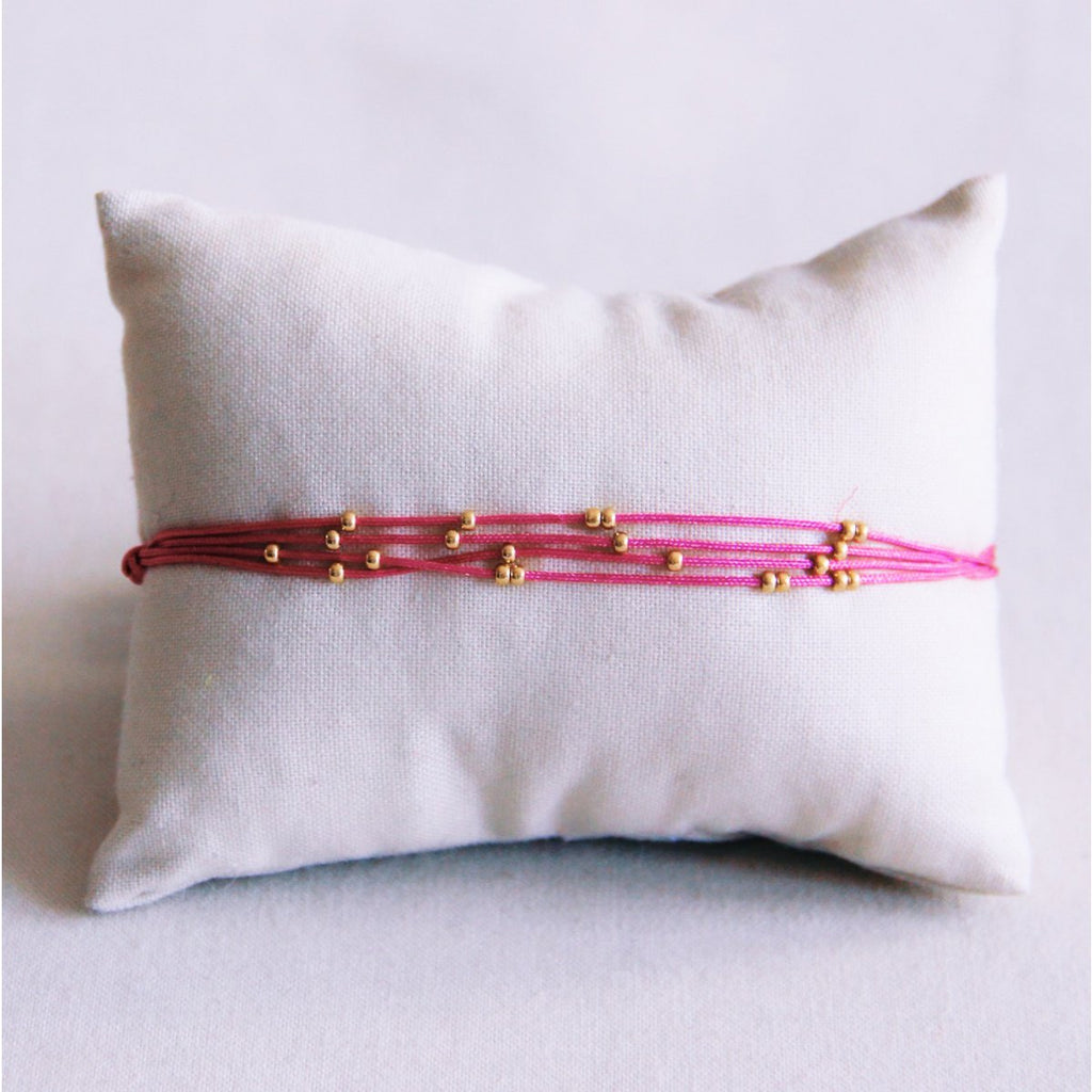 Viervoudige satijnen armband met kralen - fuchsia