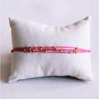 Viervoudige satijnen armband met kralen - fuchsia