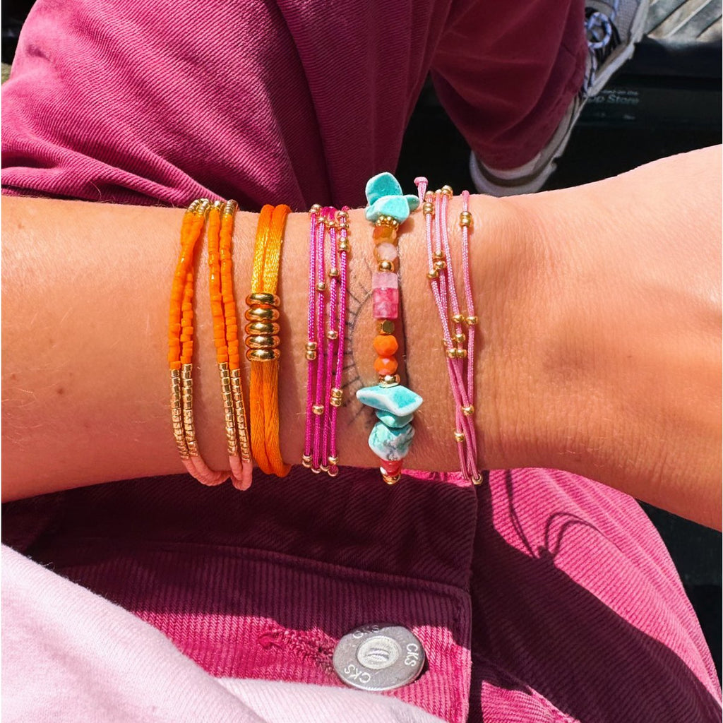 Viervoudige satijnen armband met kralen - fuchsia