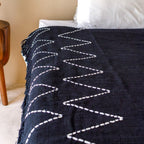 Zwarte plaid handgeweven – Boho sprei – geruite franjes en zigzagpatroon – gezellige bankdeken – katoenen plaid 140x200 cm LINGGAH