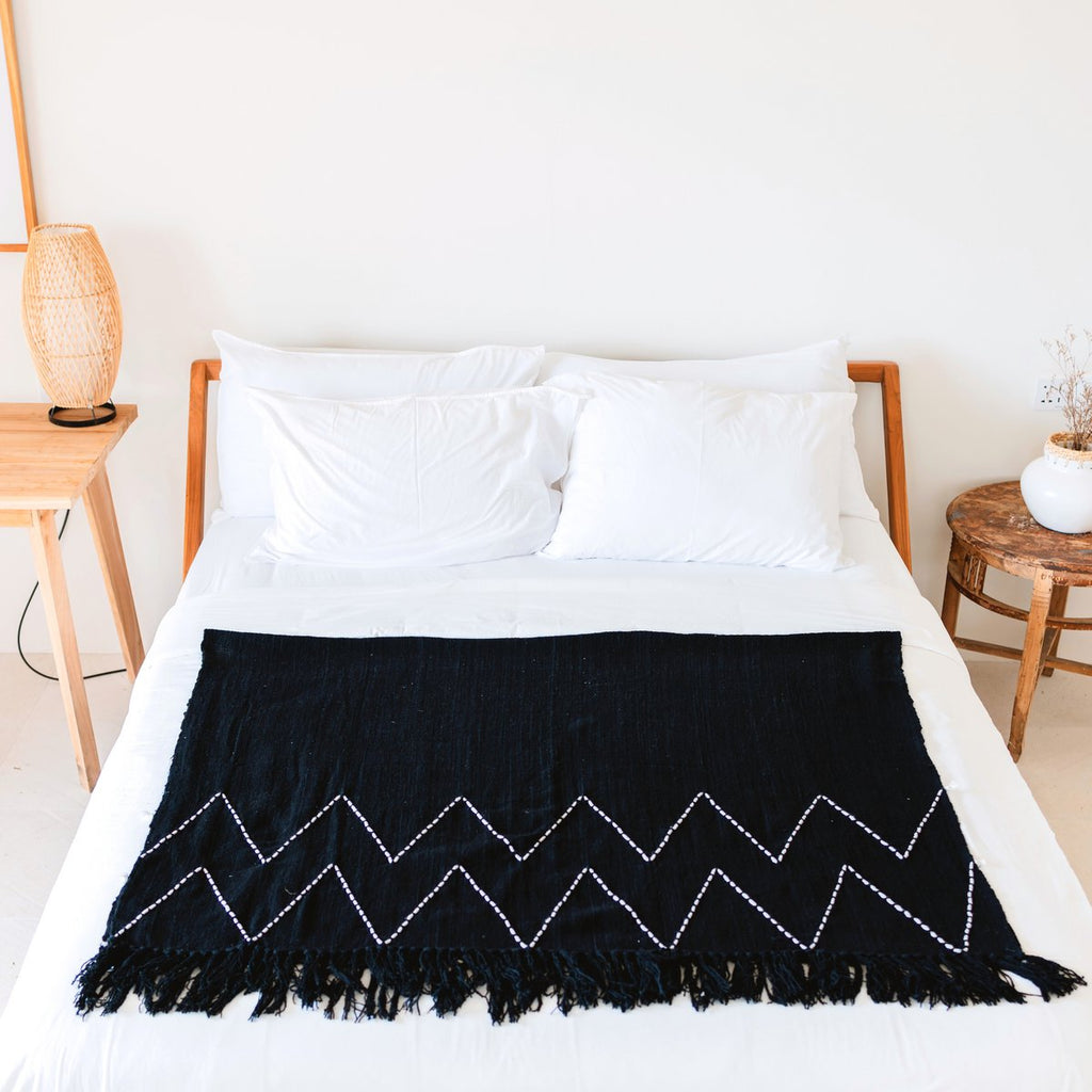 Zwarte plaid handgeweven – Boho sprei – geruite franjes en zigzagpatroon – gezellige bankdeken – katoenen plaid 140x200 cm LINGGAH