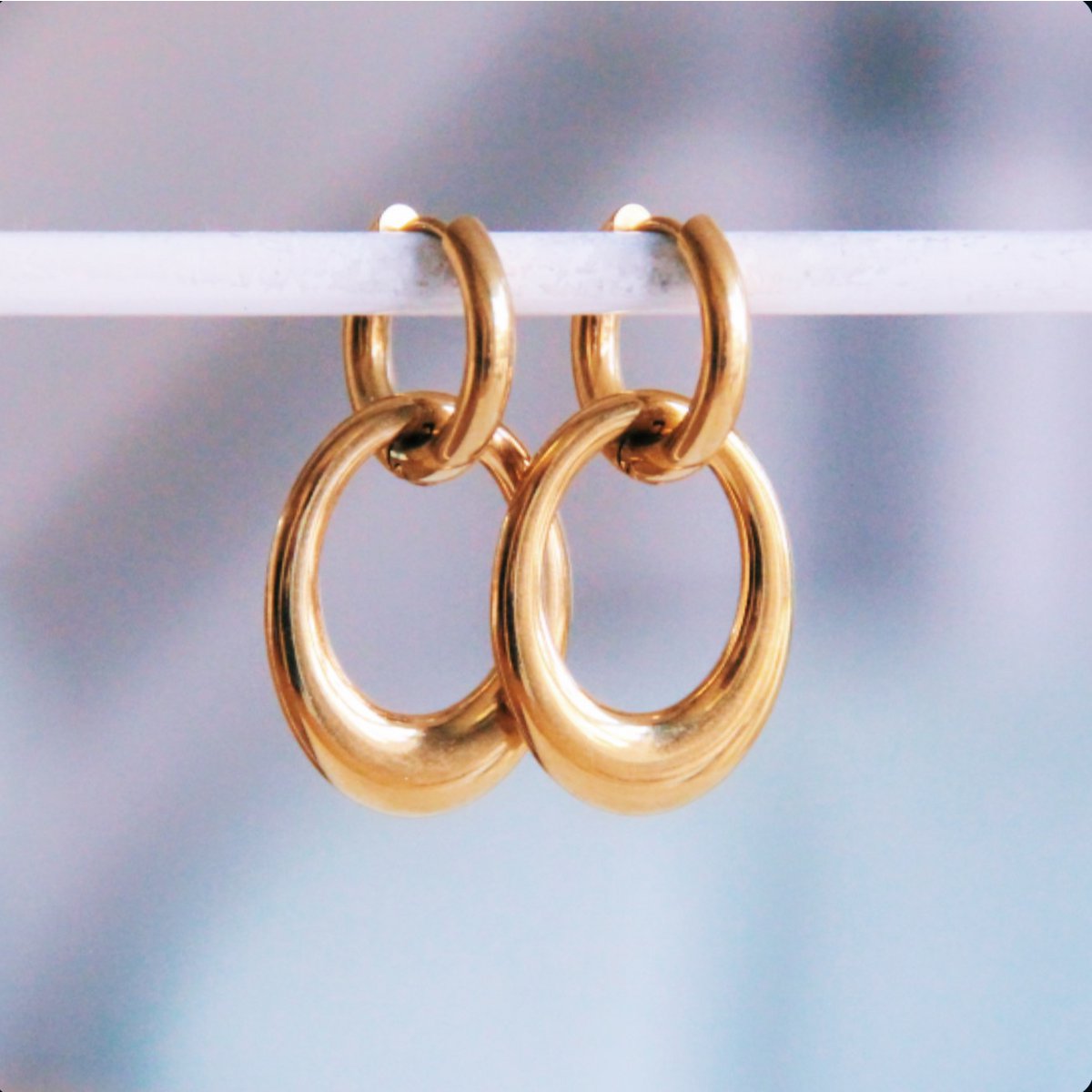 Brede ring met ovale hanger