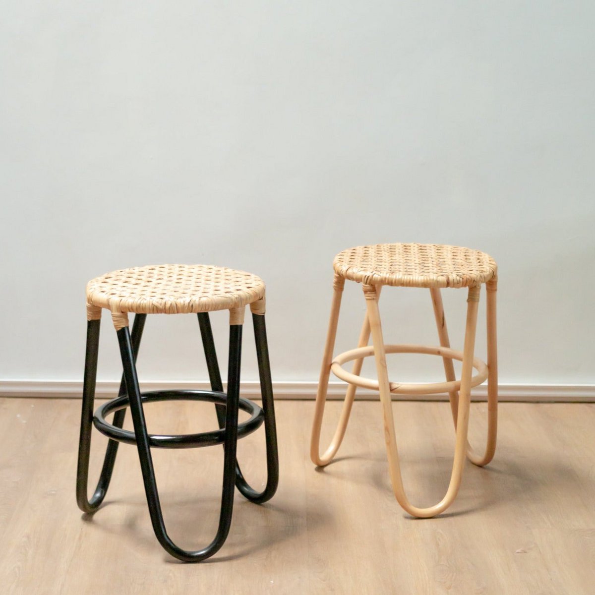 Rotan Kruk KOLAKA Zwart Ø35 cm met Geweven Zitvlak | Kleine ronde kruk met drie poten